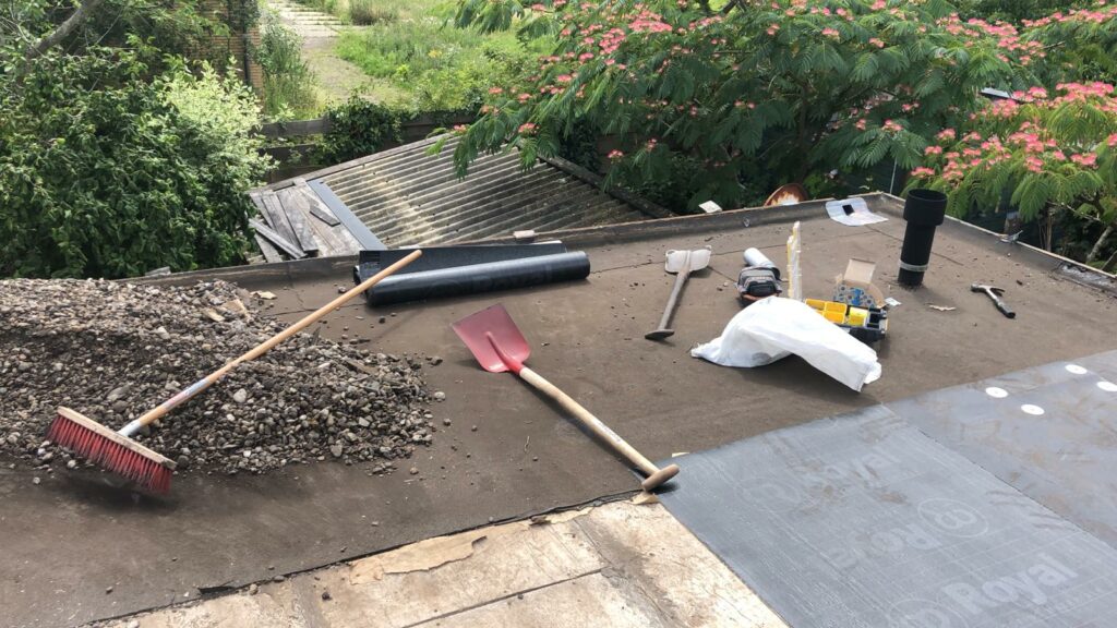 Weert Lekkage herstel / verwijderen grind / vervangen lood en overlagen dak met bitumen