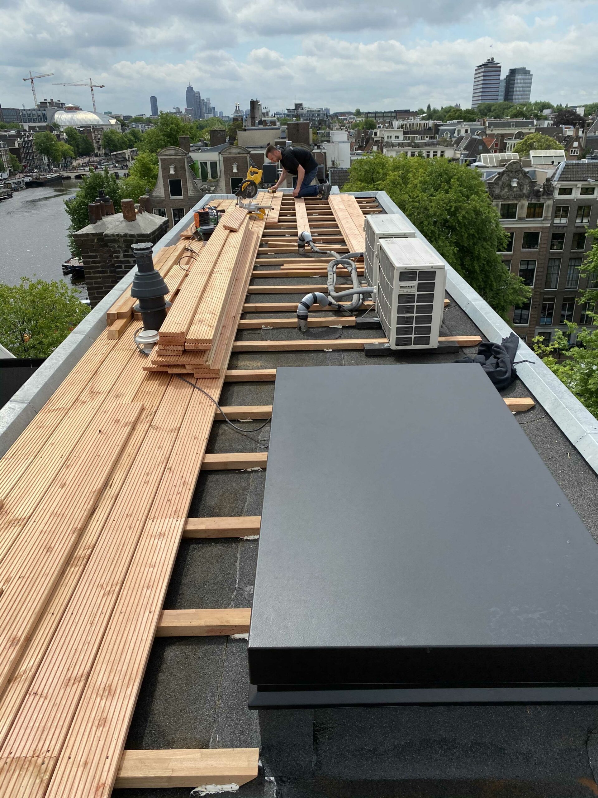Amsterdam - Dak overlagen / nieuwe raamkozijn / vlonders en dakluik met trap